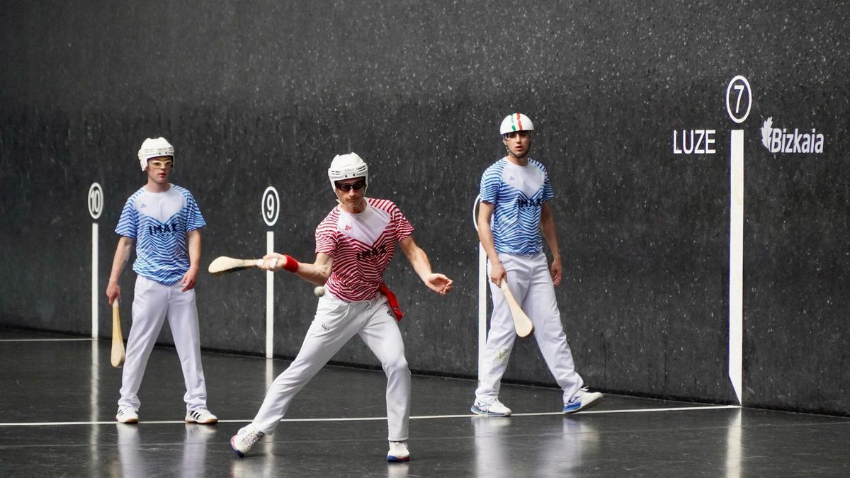 Tom Lauilhe golpea con la derecha ante Oier Sanginés y Julen Urkijo en el Biharko Palistak.