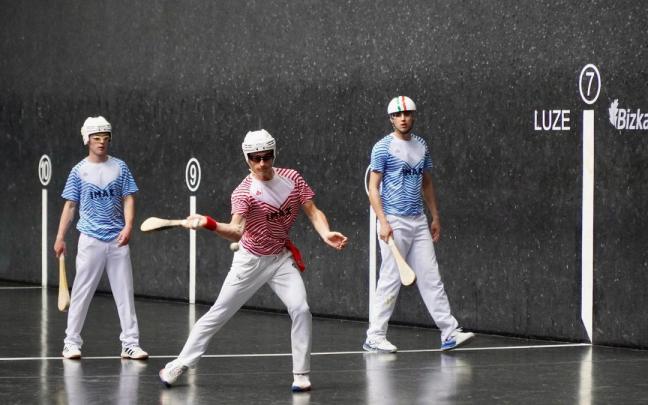 Tom Lauilhe golpea con la derecha ante Oier Sanginés y Julen Urkijo en el Biharko Palistak.