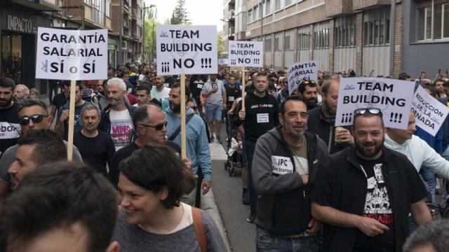 En imágenes: masiva respuesta de 2.500 trabajadores de Michelin en Vitoria por el convenio