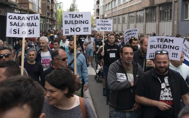 En imágenes: masiva respuesta de 2.500 trabajadores de Michelin en Vitoria por el convenio