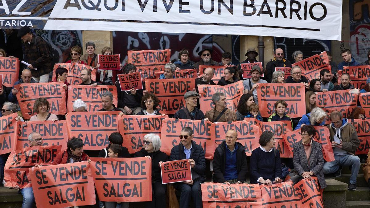 Vecinos del Casco Viejo de Pamplona piden limitar los pisos turísticos y la hostelería. Imágenes de la concentración en la Plaza de los Burgos.