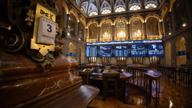 Varios paneles del Ibex 35 en el Palacio de la Bolsa, el pasado miércoles.