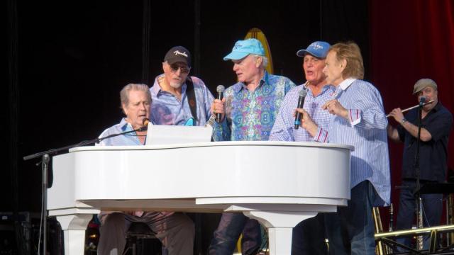 The Beach Boys cantando, con el recién fallecido Brial Wilson al piano en Santa bárbara (California) / Louise Palanker The Beach Boys cantando, con el recién fallecido Brial Wilson al piano en Santa bárbara (California)