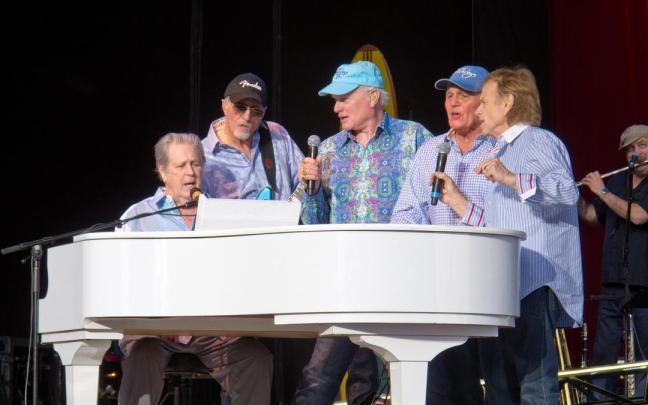 The Beach Boys cantando, con el recién fallecido Brial Wilson al piano en Santa bárbara (California) / Louise Palanker The Beach Boys cantando, con el recién fallecido Brial Wilson al piano en Santa bárbara (California)