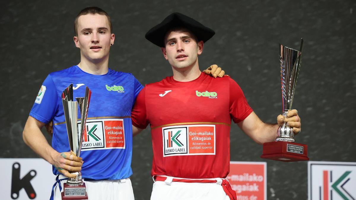 En imágenes: Beñat Senar, campeón del Cuatro y Medio Serie B después de derrotar a Unai Amiano en el frontón Uranzu de Irun.