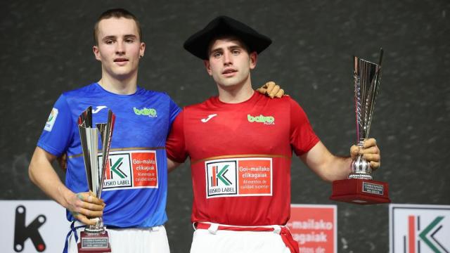 En imágenes: Beñat Senar, campeón del Cuatro y Medio Serie B después de derrotar a Unai Amiano en el frontón Uranzu de Irun.