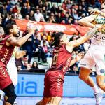 Travis Trice evita que Xavi Rabaseda lance a canasta.