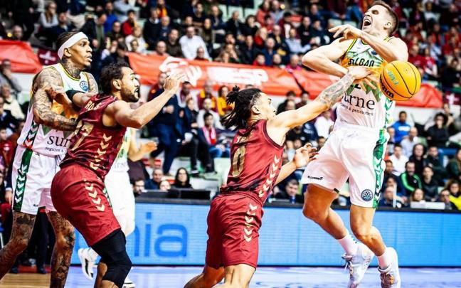 Travis Trice evita que Xavi Rabaseda lance a canasta. Travis Trice evita que Xavi Rabaseda lance a canasta.