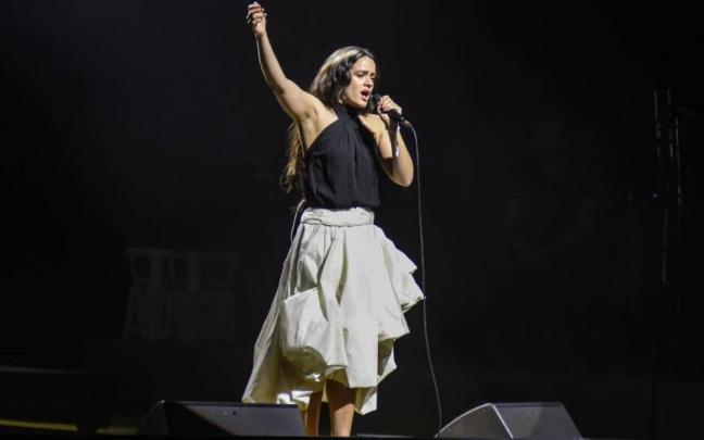 Rosalía durante uno de sus conciertos