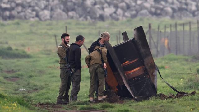 Soldados israelíes inspeccionan los restos de un misil balístico iraní que cayó en un campo abierto en una ubicación no revelada en los Altos del Golán, territorio anexionado por Israel, cerca de la frontera con Siria, este j