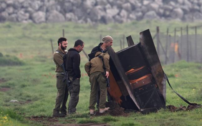 Soldados israelíes inspeccionan los restos de un misil balístico iraní que cayó en un campo abierto en una ubicación no revelada en los Altos del Golán, territorio anexionado por Israel, cerca de la frontera con Siria, este j