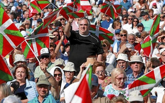 La militancia ondea unas ikurriñas, en un acto del PNV.
