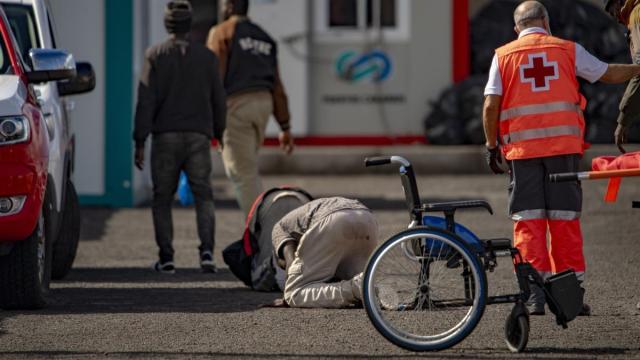 Agentes de los Servicios de Emergencias atienden a varios migrantes a su llegada al Puerto de la Restinga.
