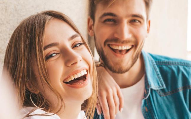 Pareja sonríe en una fotografía.