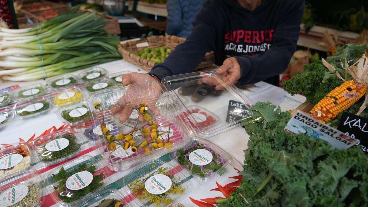 Un agricultor vende productos en el Último Lunes de Gernika, en 2025.