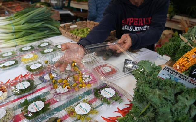 Un agricultor vende productos en el Último Lunes de Gernika, en 2025.