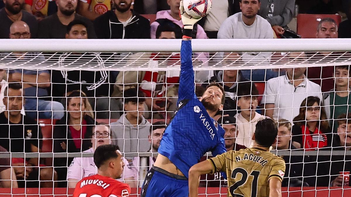 emiro atrapa un balón aéreo, el sábado en Girona