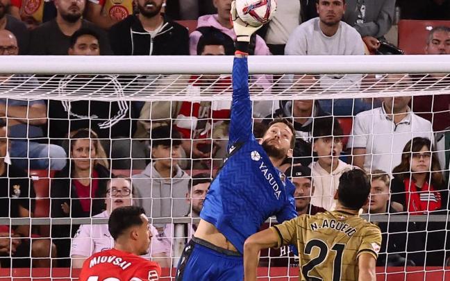 emiro atrapa un balón aéreo, el sábado en Girona