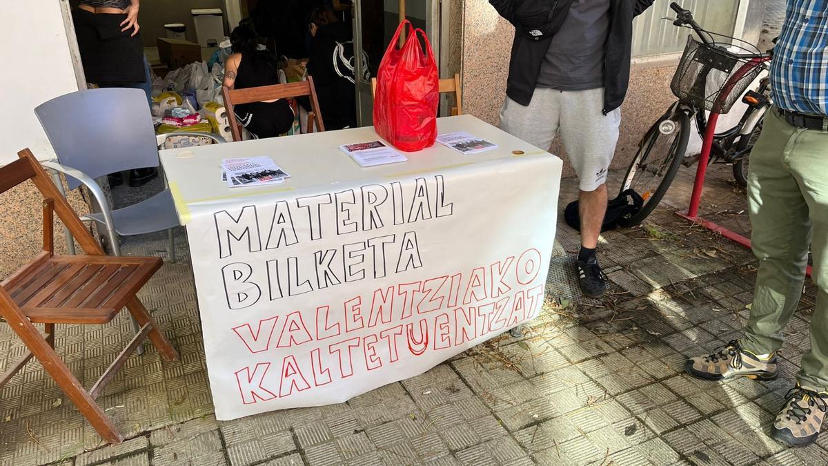 Recogida de material en el Centro Socialista de Zumaia para los afectados de la Dana de Valencia.