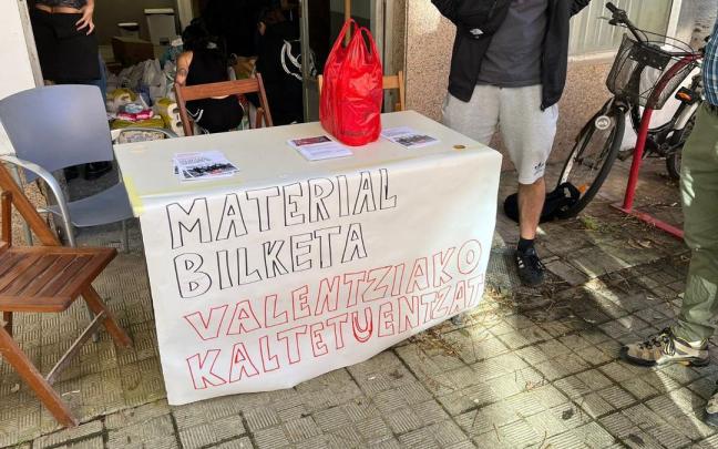 Recogida de material en el Centro Socialista de Zumaia para los afectados de la Dana de Valencia.