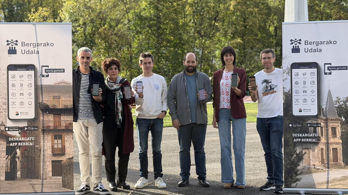 Representantes municipales muestran la nueva aplicación móvil 'Bergara app'.