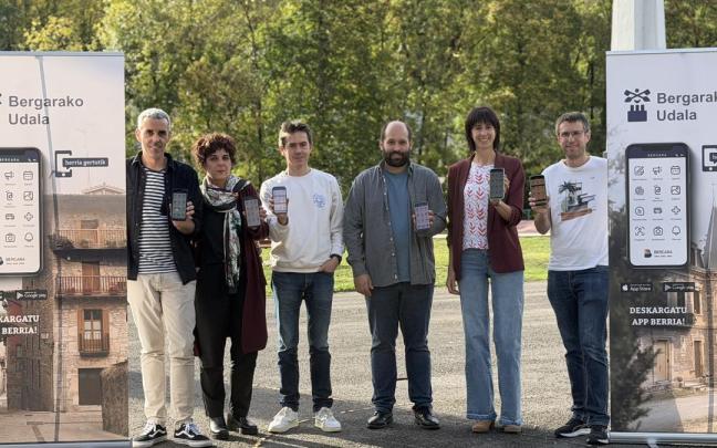 Representantes municipales muestran la nueva aplicación móvil 'Bergara app'.