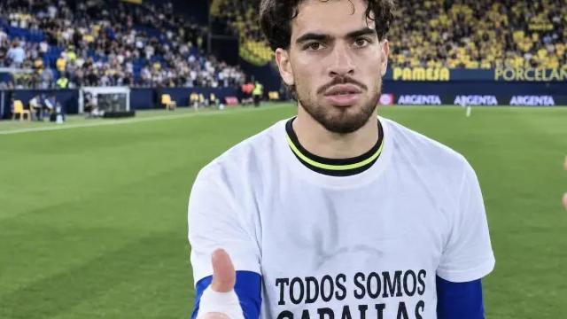 Ez Abde, con la camiseta que ha provocado insultos y amenazas.