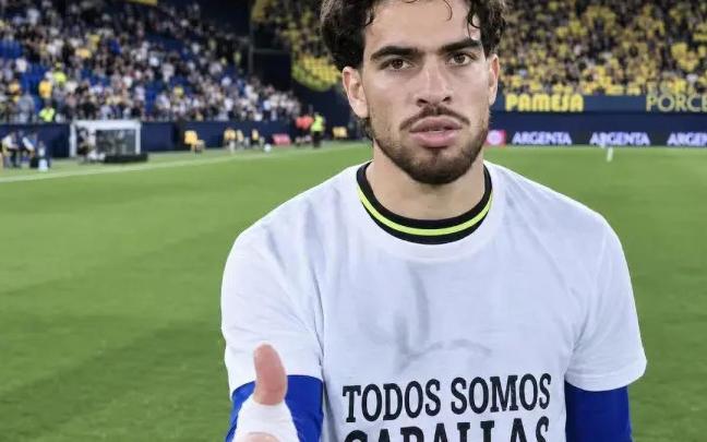 Ez Abde, con la camiseta que ha provocado insultos y amenazas.