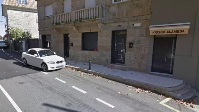 La acera, antes de ser invadida por la terraza que se hicieron los vecinos. / Google Maps La acera, antes de ser invadida por la terraza que se hicieron los vecinos.