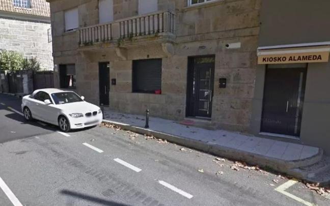 La acera, antes de ser invadida por la terraza que se hicieron los vecinos. / Google Maps La acera, antes de ser invadida por la terraza que se hicieron los vecinos.
