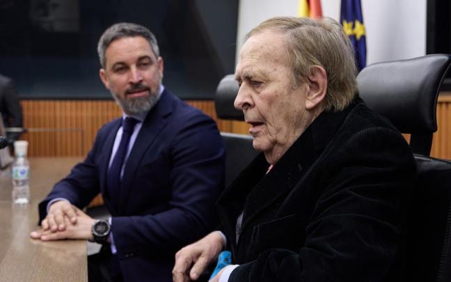 Santiago Abascal observa a Ramón Tamames en su última comparecencia ante los medios. Santiago Abascal observa a Ramón Tamames en su última comparecencia ante los medios.