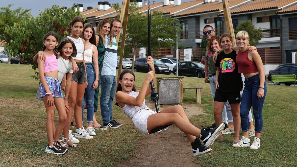 Foto de archivo de familias de acogida de niñas y niños ucranianos este pasado verano.