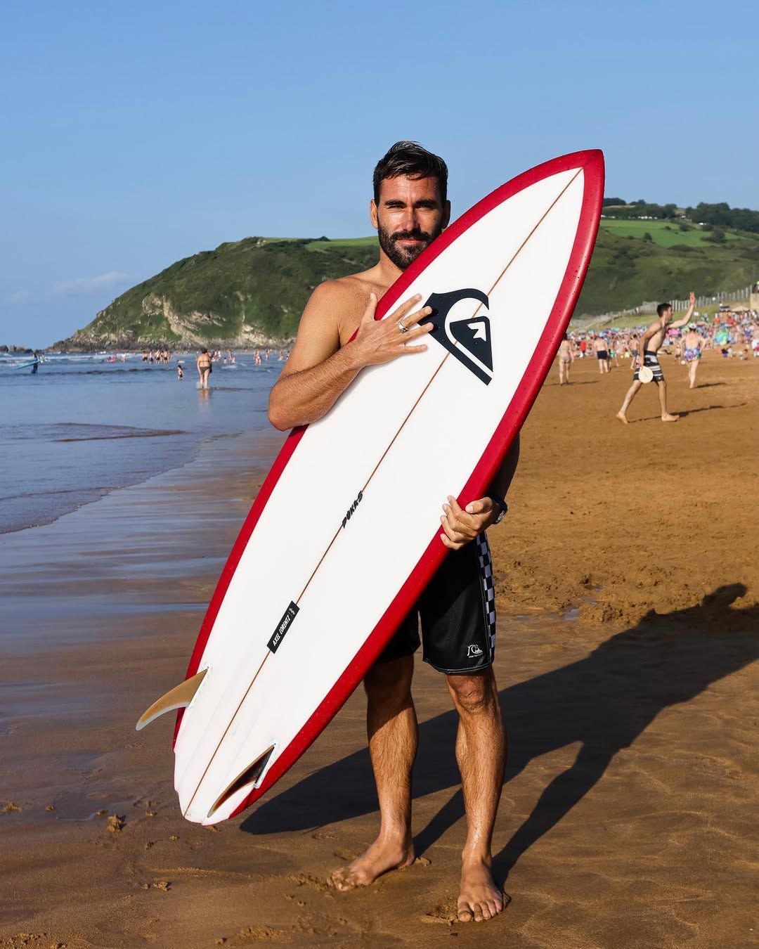 Aritz Aranburu con su tabla de surf.