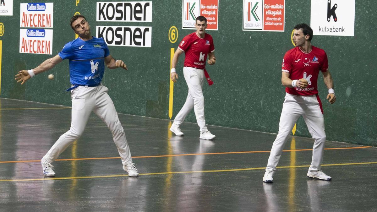 Altuna III y Ezkurdia ganan a Peña II-Imaz en la duodécima jornada del Campeonato de Parejas en el frontón Ogueta de Gasteiz.