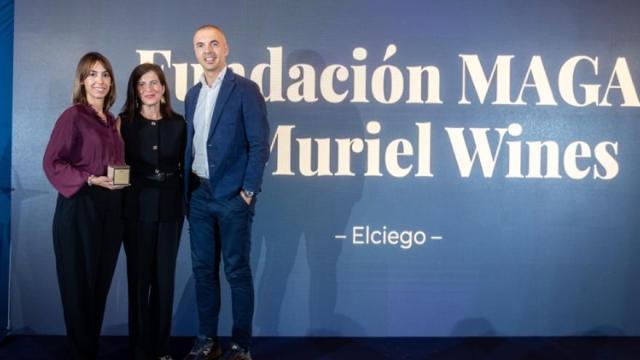 Miembros de la Fundación Maga de Muriel Wines de Elciego recogiendo el galardón