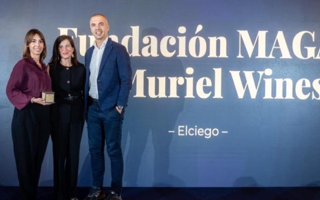 Miembros de la Fundación Maga de Muriel Wines de Elciego recogiendo el galardón