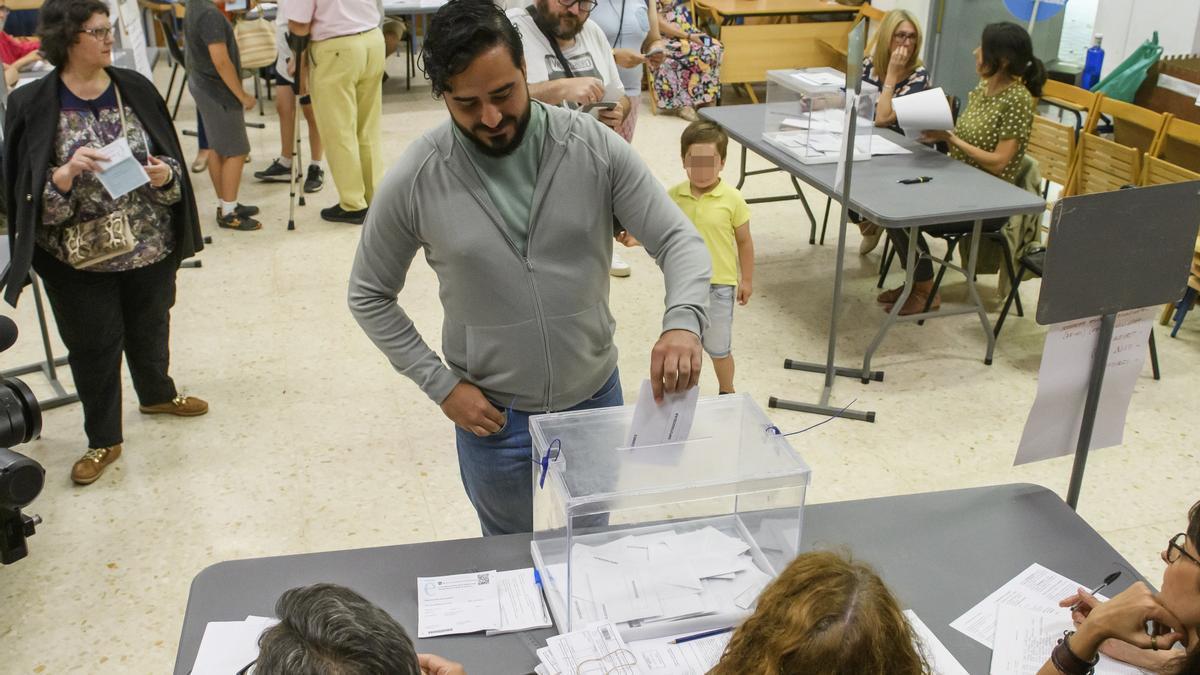 Luis ‘Alvise’ Pérez a la hora de depositar su voto.