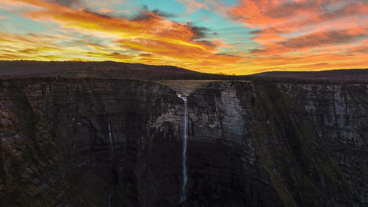 Un atardecer sobre el Salto del Nervión.