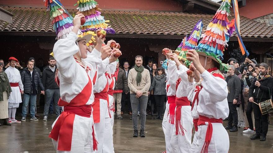 Dantzariak txotx irekieraren ekitaldian