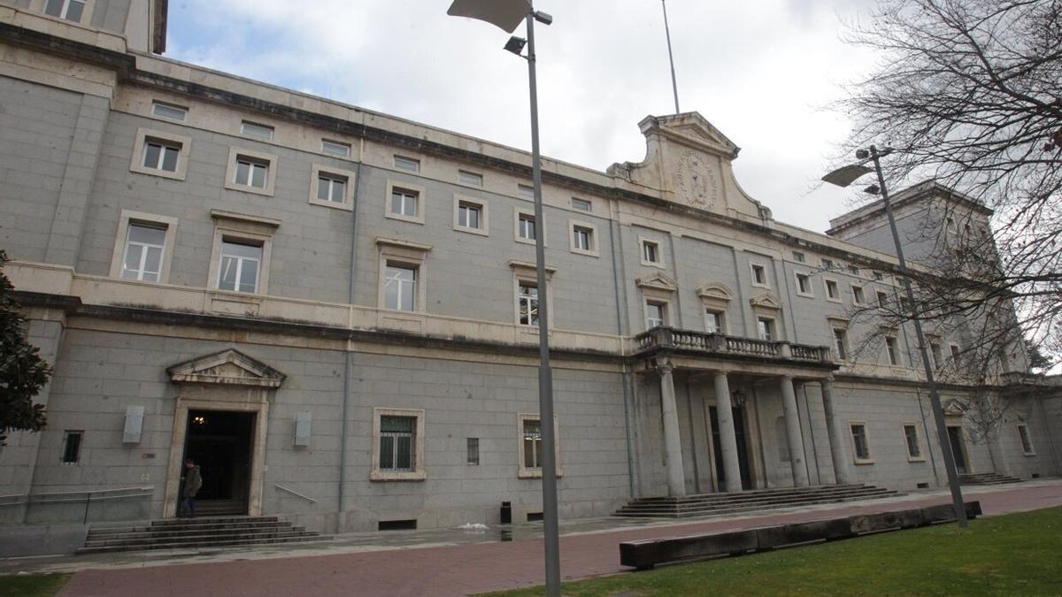 Fachada del edificio central de la Universidad de Navarra