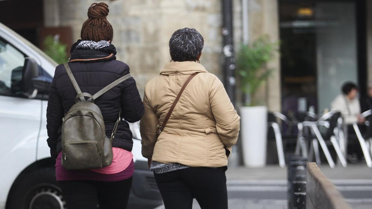 Mujeres paseando por Vitoria