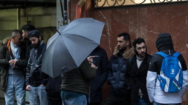 Varias personas hacen cola en la Embajada de Argelia ante el anuncio de la regularización de migrantes.