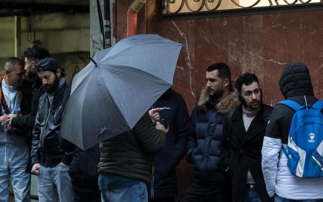 Varias personas hacen cola en la Embajada de Argelia ante el anuncio de la regularización de migrantes.