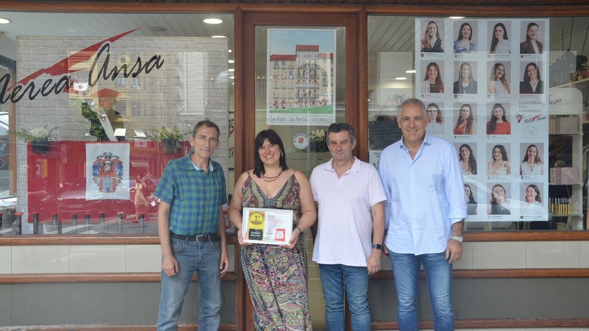 Nerea Ansa recogiendo su premio en el Concurso de escaparates de San Marcial.