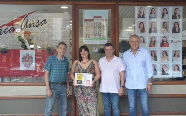 Nerea Ansa recogiendo su premio en el Concurso de escaparates de San Marcial.