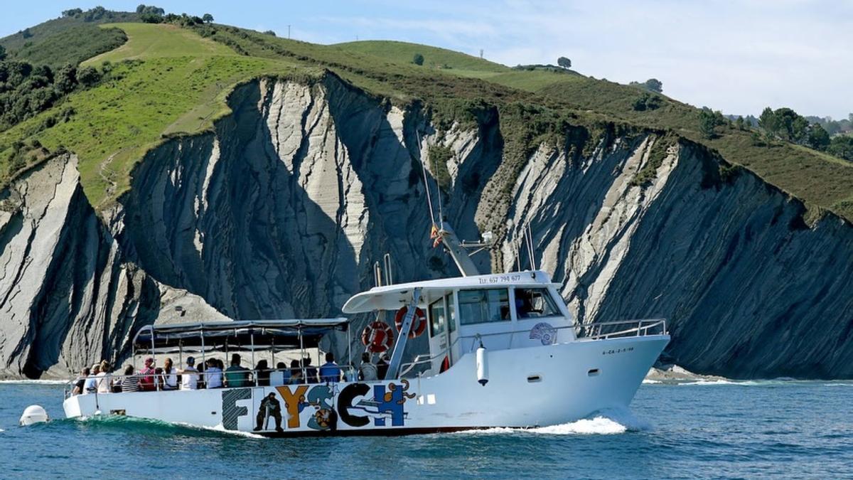 Barco de Begi Bistan a su paso por Sakoneta.