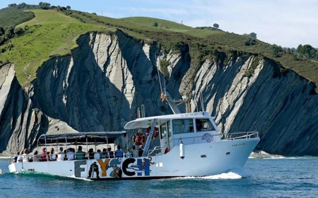 Barco de Begi Bistan a su paso por Sakoneta.