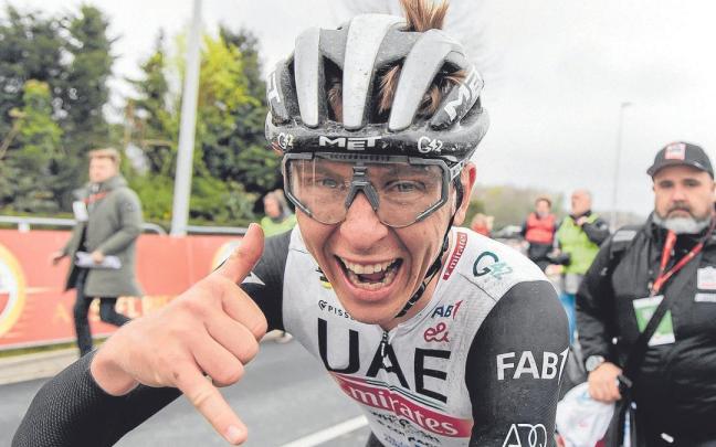 Tadej Pogacar bromea después de imponerse en la Amstel Gold Race con Joseba Elguezabal, su masajista, al fondo. | FOTOS: UAE / SPRINT CYCLING