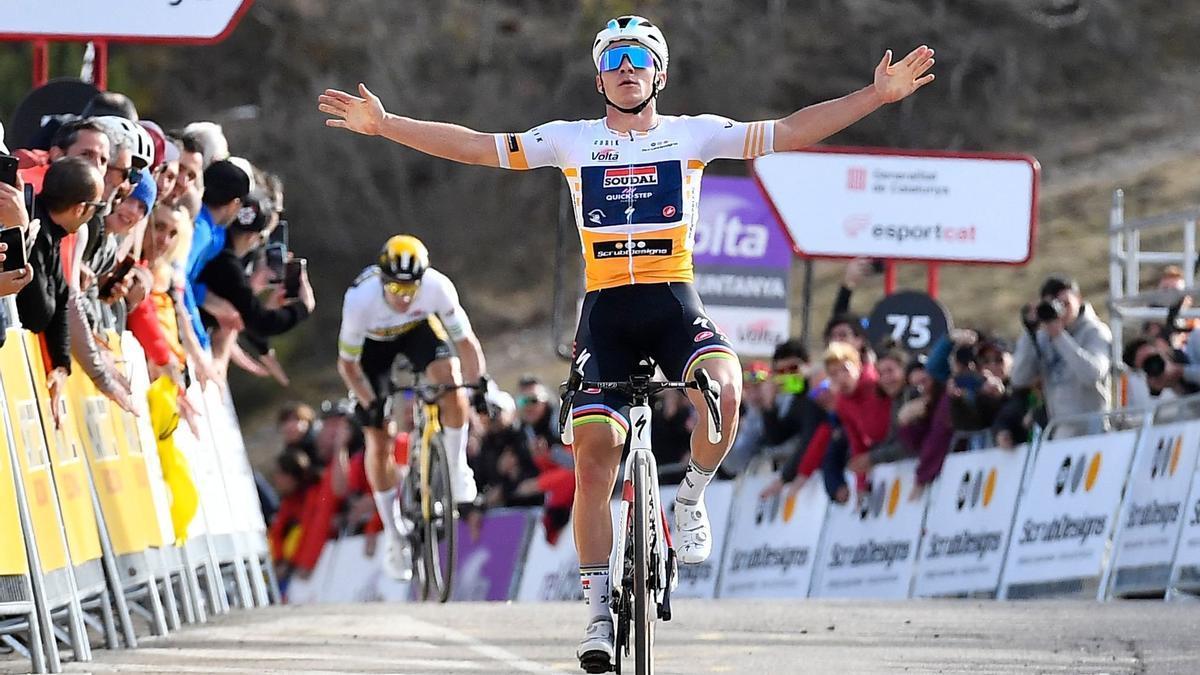 Evenepoel festeja la victoria ante Roglic.