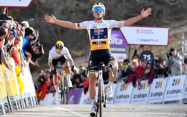 Evenepoel festeja la victoria ante Roglic.